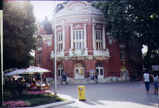 Varna, le théâtre.  Photo aimablement communiquée par Mme Daniela Horville (http://membres.tripod.fr/chorvill66